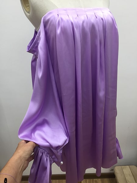 на фото: лиловое женское платье на корсете